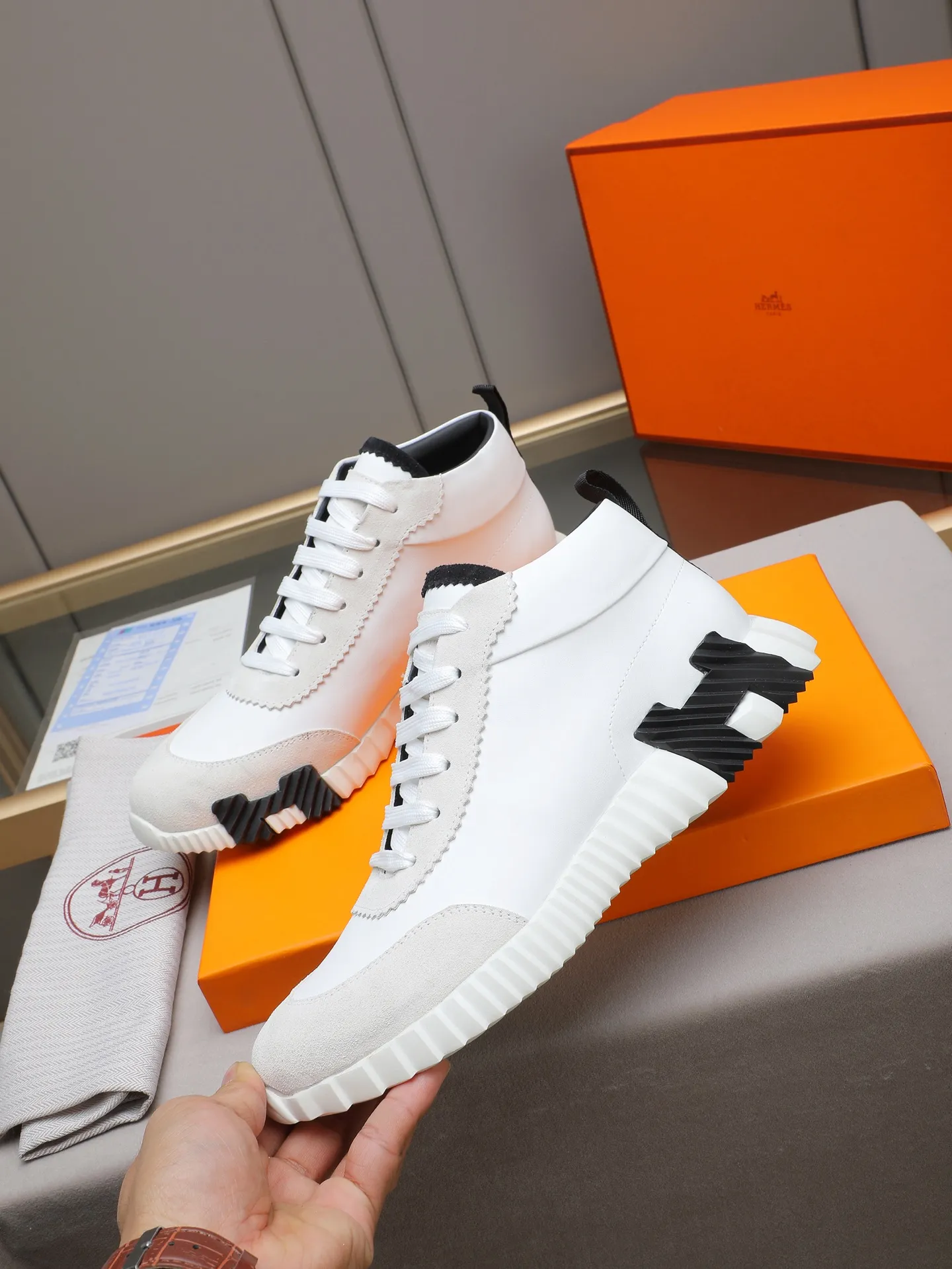 PPP460 (Hermes high-top men's shoes)🆕Men's sports shoes, decorated with textured calfskin details. Spliced ​​with original cowhide, this shoe draws inspiration from the equestrian world, integrating technical details and practical functions. Breathable sheep lining, original combination outsole, high-end quality, and every detail is perfectly combined! Size: 38-44 (45 can be customized)
